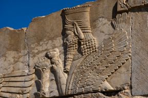 نقش گوپت در کنار گل نیلوفر